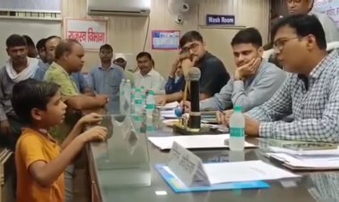 डीएम के सामने गरजा 13 साल का मासूम, दो मिनट में सिस्टम की बोलती बंद कर दी, वीडियो देखकर करेंगे तारीफ