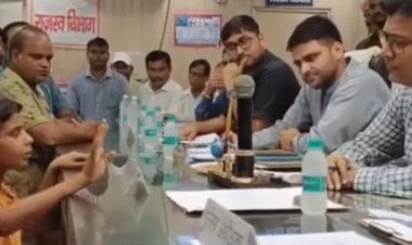 ताई-ताऊ ने घर में लगाया ताला, तो DM की आंखों में आंखें डाल न्याय मांगने पहुंचा 13 साल का मासूम, बोला- आपको तो बस कमीशन चाहिए!