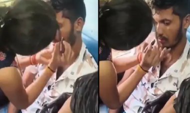 ट्रेन में छेड़छाड़ का विरोध! महिला ने आरोपी के चेहरे पर लगाई लिपस्टिक, हाथों में पहनाई चूड़ियां, वीडियो वायरल