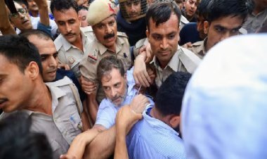 दिल्ली में हाई-वोल्टेज ड्रामा! पुलिस ने राहुल गांधी-अखिलेश यादव समेत विपक्षी नेताओं को किया डिटेन 