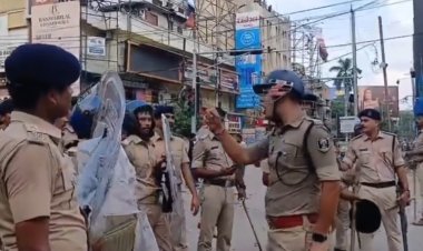 पीछे हटे तो नौकरी करने के लायक नहीं छोड़ूंगा, IPS संकेत कुमार के तेवर देखकर लाठी लेकर उग्र छात्रों के पीछे दौड़ी पुलिस