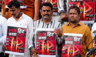 कॉकरोच बनाम लाल हिट! जबलपुर में CJP के खिलाफ अनोखा प्रदर्शन, बोतलें लेकर उतरी नई 'जनता पार्टी'
