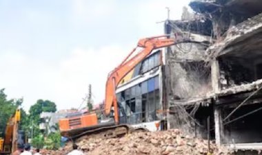 32 दिन बाद लखनऊ में बुलडोजर चला! 15 जानें लेने वाली आग वाली इमारत ढहाई गई
