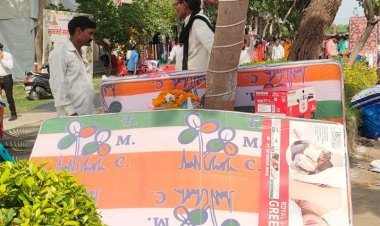 योगी सरकार के मंच पर TMC की एंट्री! 459 जोड़ों को बांट दिए TMC छाप गद्दे, मच गया महाबवाल