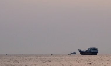 होर्मुज स्ट्रेट में सनसनी! नेवल माइन से टकराया तेल टैंकर, हुआ भीषण धमाका