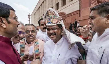 संसद में धर्मेंद्र प्रधान का शाही स्वागत, एनडीए सांसदों ने लोकसभा में पहनाई पारंपरिक पाग