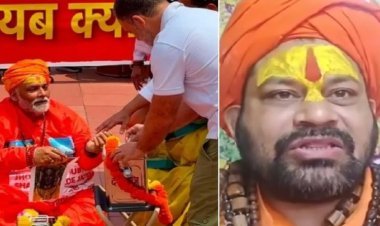 'हिम्मत है तो जूता से मारो...' राम मंदिर चढ़ावा विवाद पर संसद में नुक्कड़ नाटक से भड़के संत