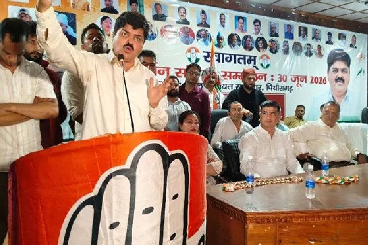 पिथौरागढ़ में कांग्रेस में खुला घमासान! मंच पर महिला नेता से भिड़े विधायक, बीच में छोड़कर चले गए