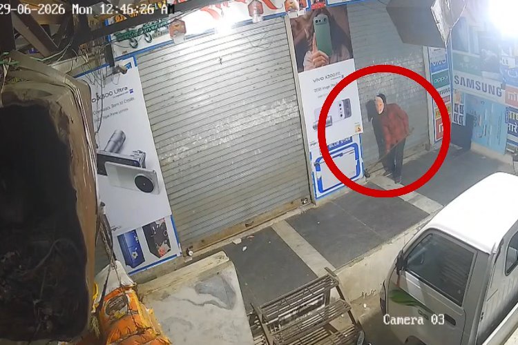 PM मोदी का मुखौटा पहनकर आया शातिर चोर! 5 लाख के 40 मोबाइल चुराकर फरार, CCTV में कैद हुई वारदात