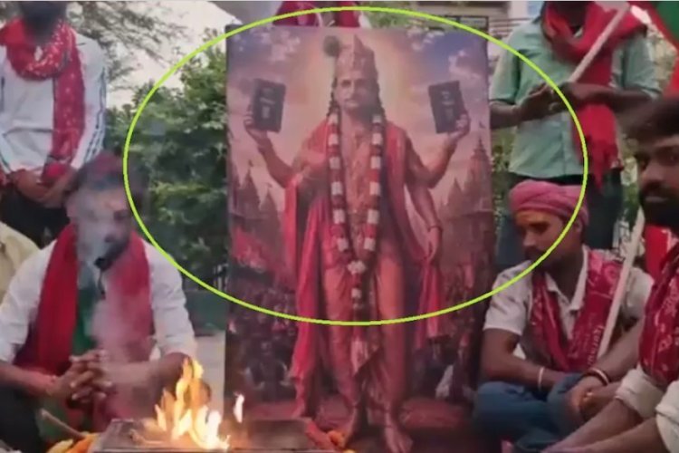 योगी की हिन्दुत्व हुंकार के बीच 'पोस्टर पॉलिटिक्स': राहुल बने परशुराम, तो अखिलेश का दिखा कृष्ण अवतार, जनता ने किया कटाक्ष