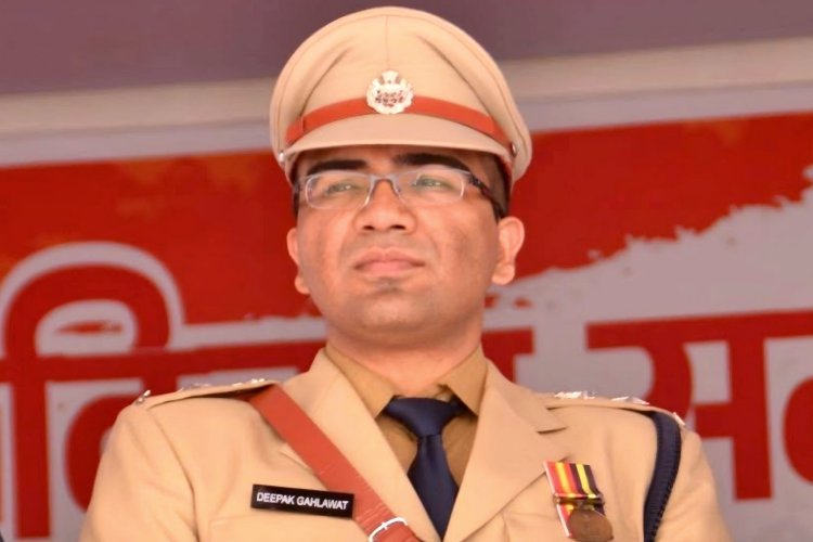 कभी सलामी लेते थे IPS दीपक गहलावत, रिश्वतखोरी कुर्सी से सीधे पहुंचे जेल, जाने कहानी