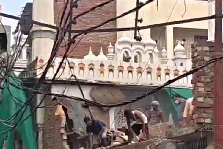 वाराणसी में बुलडोजर देखकर खुद मस्जिद तोड़ने लगें मुसलमान, 5 मस्जिद हुई ध्वस्त
