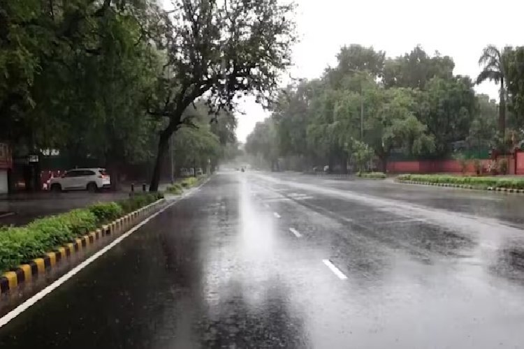 दिल्ली-NCR में मूसलाधार बारिश, IMD का रेड अलर्ट! गरज-चमक के साथ झमाझम बारिश, गर्मी से मिली राहत