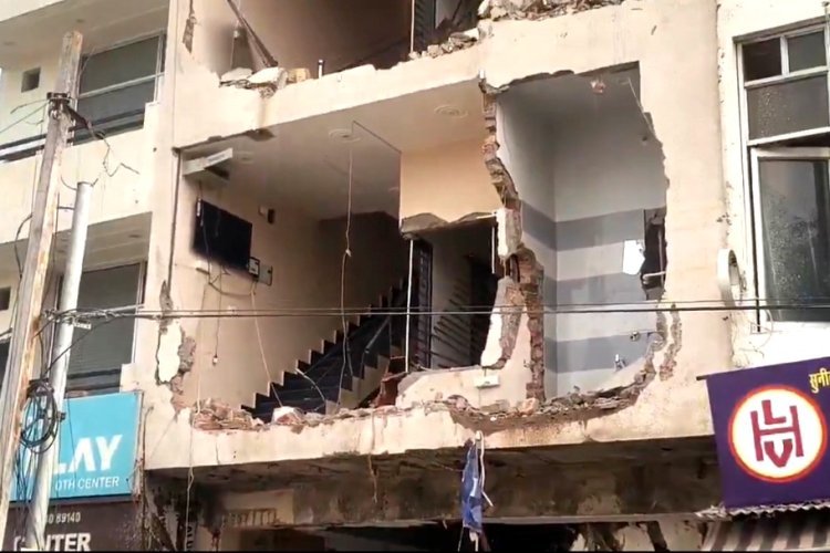 13 साल की बच्ची से 32 लोगों ने किया गैंगरेप...दरिंदगी करने वाले 12 गिरफ्तार, होटल चला बुलडोजर
