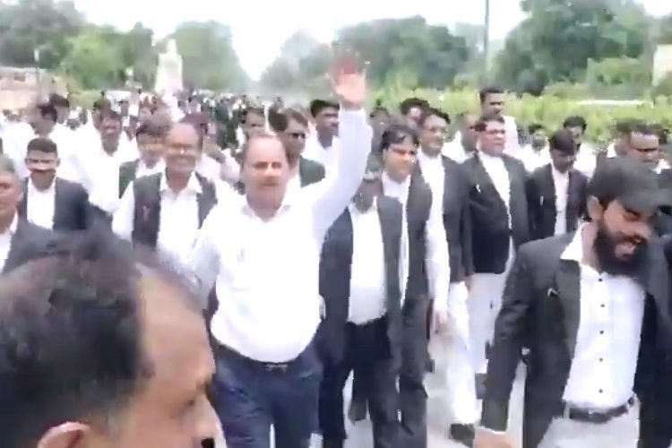 चंपत राय व अनिल मिश्रा FIR की मांग को लेकर वकीलों का प्रदर्शन, बैरिकेडिंग तोड़कर पहुंचे एसपी सिटी कार्यालय, माहौल गर्म
