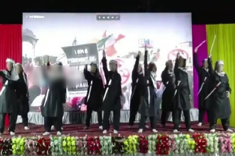 जलना स्कूल में सनसनी! 'सर तन से जुदा' गाने पर तलवारें लेकर बच्चों का परफॉर्मेंस, केस दर्ज