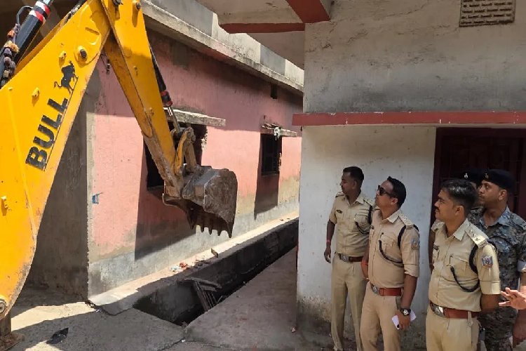 वासेपुर में गैंगस्टर प्रिंस खान के घर पर चला बुलडोजर! विधायक को जान से मारने की धमकी के बाद पुलिस का सख्त एक्शन