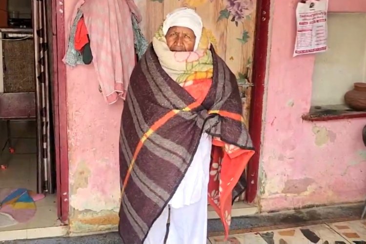 43 डिग्री की गर्मी में ओढते हैं दो कंबल, सर्दियों में बर्फ की सिल्ली पर लेटते है हरियाणा के संतलाल,  आखिर क्या है राज?