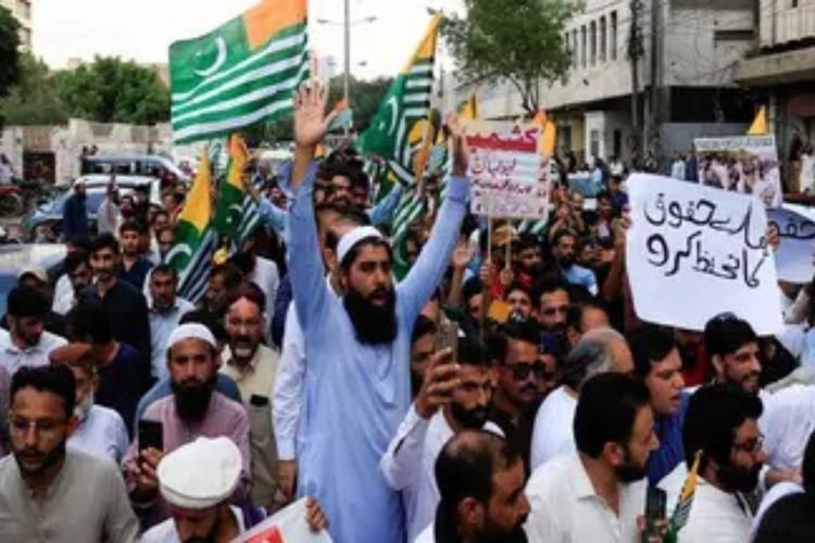 PoK को कैसे संभालेगी शरीफ सरकार? सड़कों पर उतरे हजारों लोग, लगे 'आजादी' और 'आटा-बिजली' के नारे