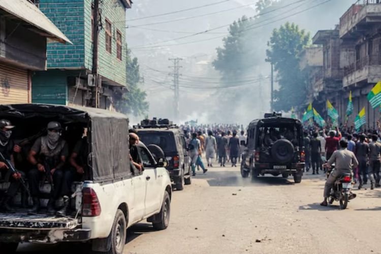 PoK में लोगों ने किया भारत जाने का ऐलान तो पाकिस्तान ने बरसाईं गोलियां! अपने ही नागरिकों की जान के दुश्मन बने शहबाज शरीफ