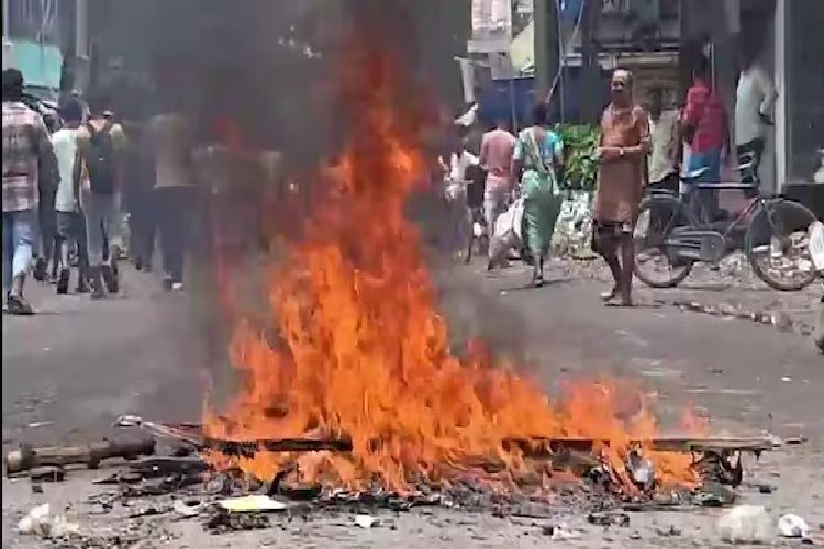 12 वर्षीय बच्ची के साथ दरिंदगी, फिर भीड़ ने आरोपी को पीट-पीटकर मार डाला! बंगाल में सनसनीखेज वारदात