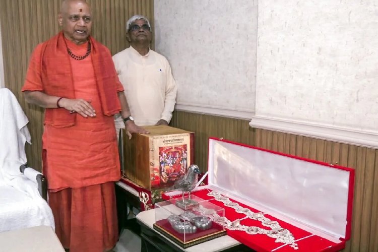 राम मंदिर ट्रस्ट ने दिखाया रजिस्टर, कहा- जो चाहे देख ले, चरण पादुका, सोने वाली मानस, कागभुसुंडी सब सुरक्षित, चंपत राय निष्कलंक!