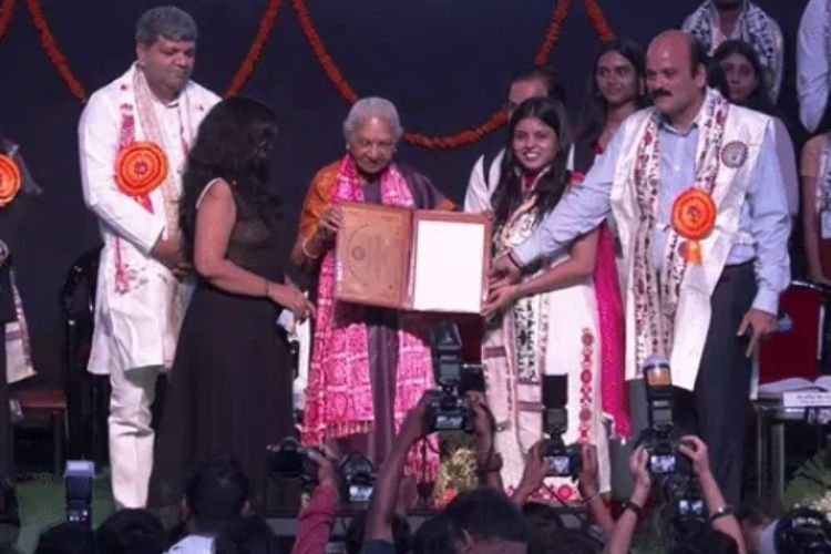 “पढ़ाई के दौरान प्रेगनेंट हो जाती हैं लड़कियां, फिर सरकार पर आती है जिम्मेदारी”यूपी की गवर्नर आनंदीबेन पटेल का बयान