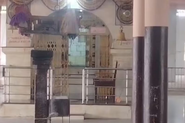 कर्नाटक मंदिर में सनसनीखेज चोरी! 51 लाख की भारी-भरकम चांदी की मूर्ति गायब, ताले तोड़कर चोर फरार
