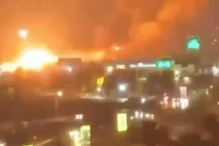 सीजफायर के बीच अमेरिका का बड़ा हमला! ईरान के 80 ठिकानों पर एयरस्ट्राइक, बहरीन-कुवैत पर जवाबी हमले