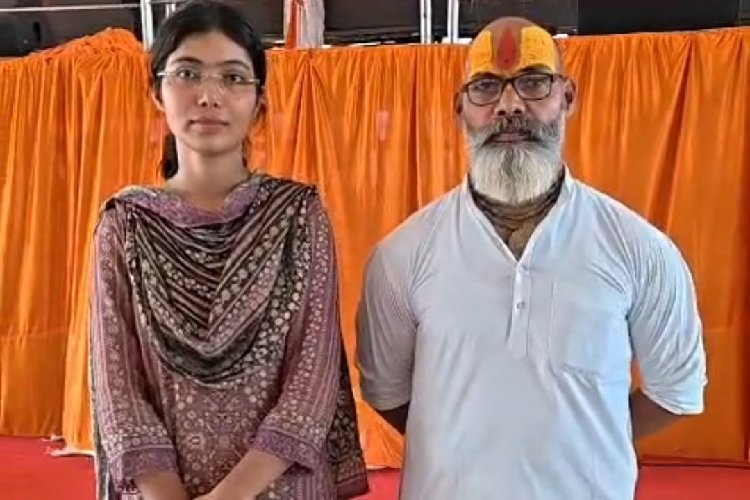 'शाबाश बेटी!' CM योगी ने थपथपाई BPSC टॉपर श्रद्धा पांडेय की पीठ, इनाम में दिया दिया आईपैड
