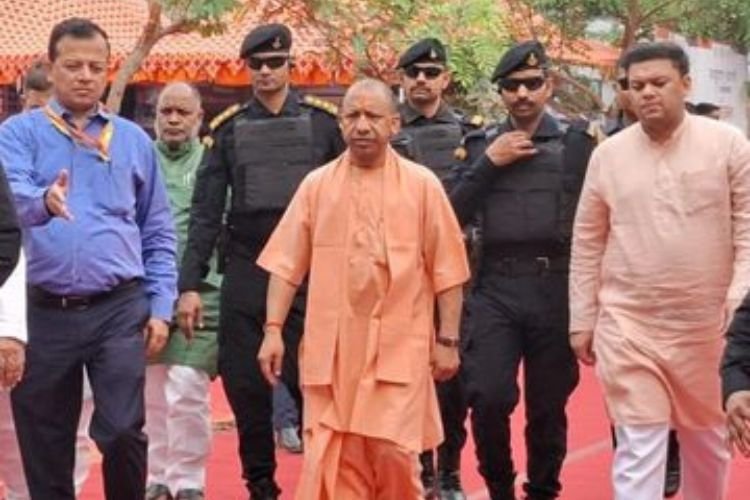 महादेव की नगरी से शिक्षकों को CM योगी का करोड़ों का तोहफा 1 करोड़ के बीमा से बेटी की शादी तक की मिलेगी मदद!