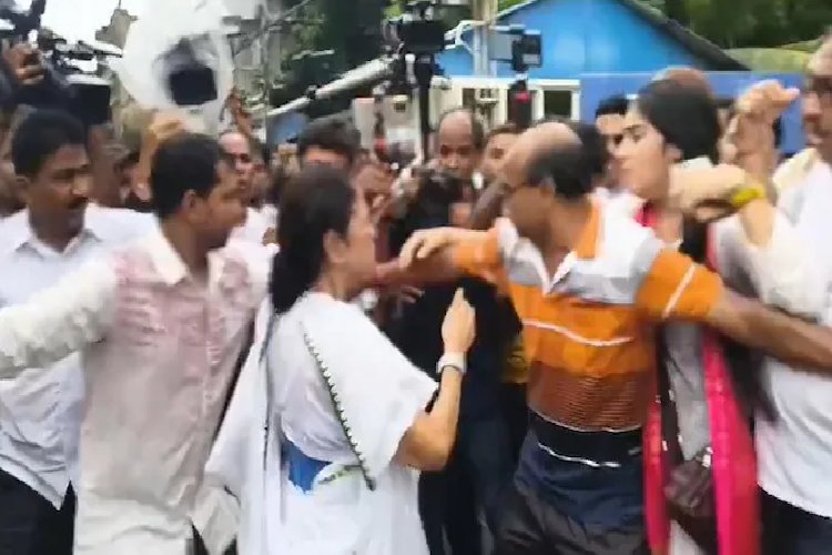 अब ममता की रैली में फेंके गए अंडे! 'चोर-चोर' के नारे भी लगे, वीडियो वायरल