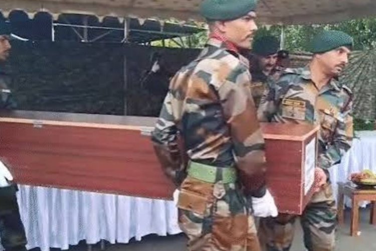 मणिपुर: नागा-कुकी संघर्ष का निशाना बनी असम रायफल्स, दो शहीद जवानों का राजकीय सम्मान से हुई अंतिम विदाई; 5 महीनों में 25 लोगों की हुई मौत