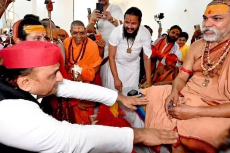 चंदा चोरी पर बवाल के बीच शंकराचार्य की शरण में अखिलेश यादव, यूपी चुनाव के लिए हिन्दुत्व की पिच कर रहे तैयार!