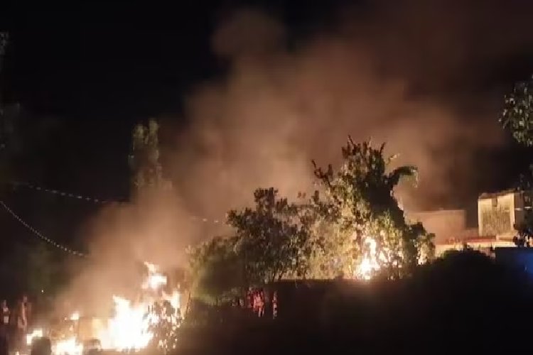 बिहार में 7 साल की मासूम बच्ची को कुल्हाड़ी से काटकर मार डाला, गुस्साए गांव वालों ने आरोपी के घर में लगाई आग