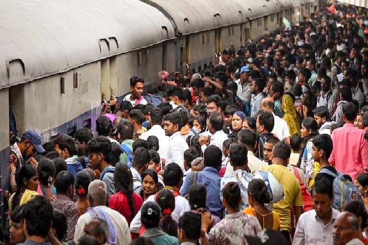 पटना-गया रूट पर चोरों ने काटा 25,000 वोल्ट का ओएचई तार, 3 घंटे ट्रेनें ठप, यात्री परेशान!