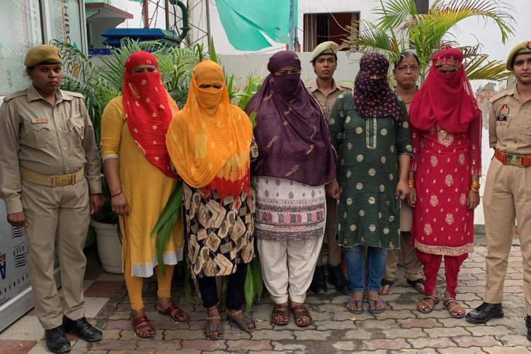 राह चलते लड़कों को छेड़ती थीं महिलाएं, करती थी अश्लील इशारे, पुलिस ने 5 महिलाओं को गिरफ्तार करके भेजा जेल