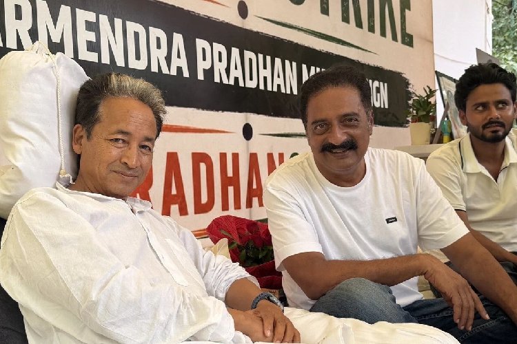 प्रकाश राज जंतर-मंतर पहुंचे, अनशनरत सोनम वांगचुक से गले मिले! चिन्मयी ने दी चेतावनी