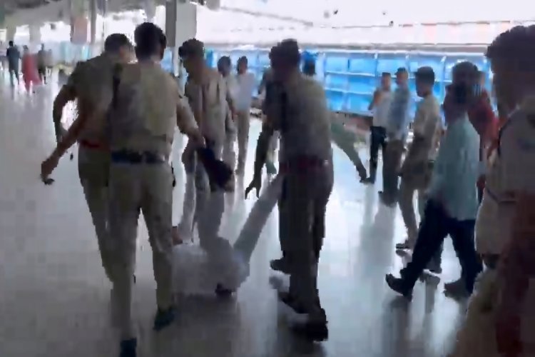 महिला को ट्रेन में चढ़ाने पर बवाल! RPF जवानों ने डिप्टी स्टेशन अधीक्षक को ही घसीट डाला, 4 सस्पेंड