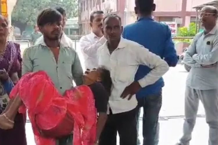 हाथरस के अस्पताल में इंसानियत की मौत! 80 साल की मां का शव ले जाने लिए नहीं मिला स्ट्रेचर, गोद में ही उठाया शव