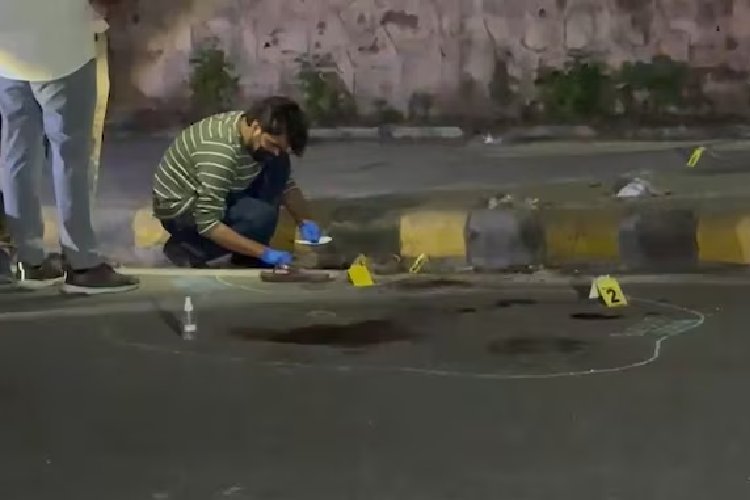 दिल्ली पुलिस कांस्टेबल ने सड़क किनारे पत्नी को मारी गोली! टीचर प्रियंका की मौके पर मौत 