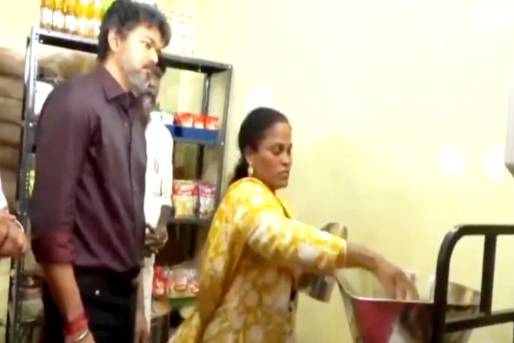 नायक वाला अवतार... जनता के बीच पहुंचे CM विजय, अपने सामने तौलवाकर बंटवाया राशन