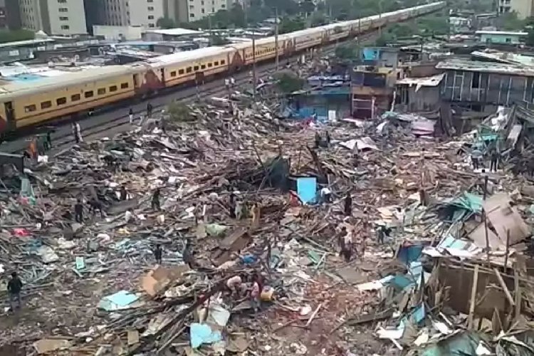 रेलवे की अनमोल जमीन पर भारी कब्जा! 42 नरेंद्र मोदी स्टेडियम जितनी भूमि पर अवैध कब्जा, RTI से चौंकाने वाला खुलासा