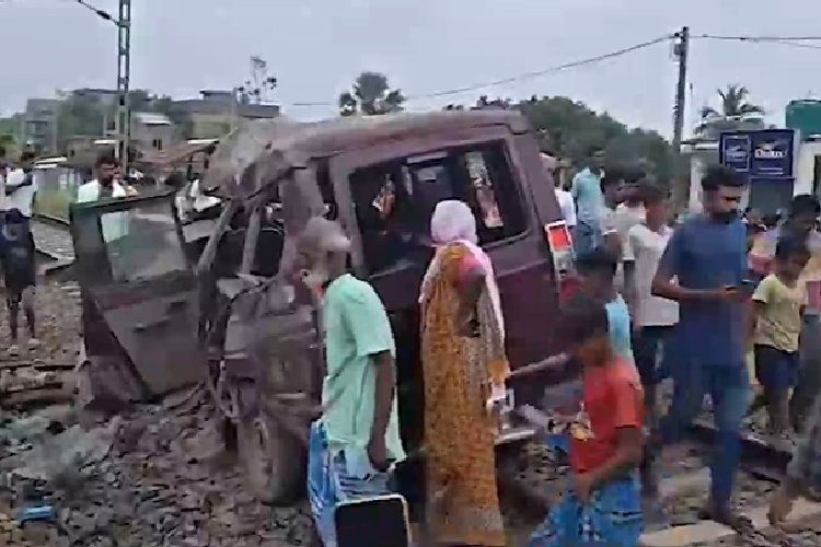 दर्दनाक हादसा! स्कूल वैन को कुचल गई ट्रेन, 3 की मौत
