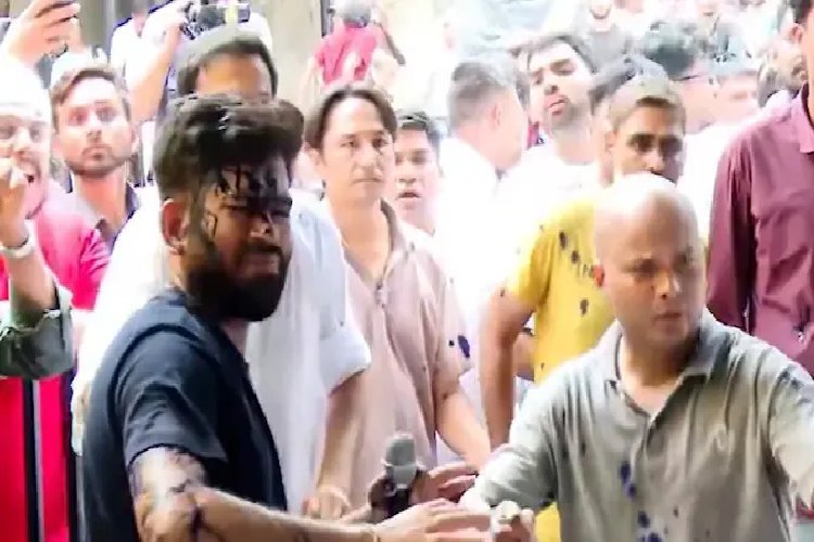 सनसनीखेज घटना! जंतर-मंतर पर महिला ने CJP के अभिजीत दीपके पर स्याही फेंकी