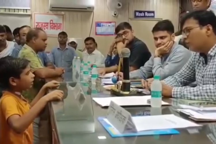 डीएम के सामने गरजा 13 साल का मासूम, दो मिनट में सिस्टम की बोलती बंद कर दी, वीडियो देखकर करेंगे तारीफ