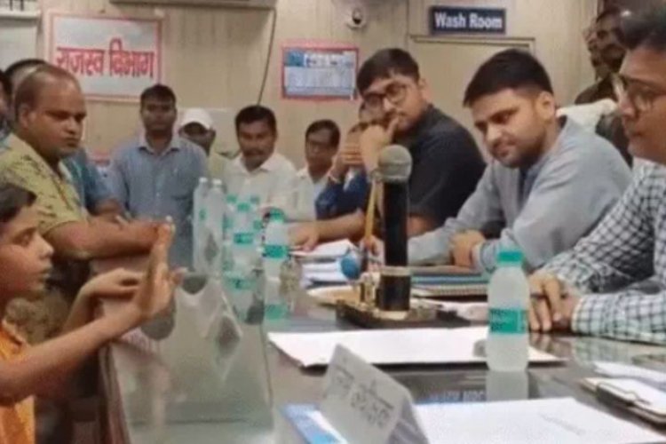 ताई-ताऊ ने घर में लगाया ताला, तो DM की आंखों में आंखें डाल न्याय मांगने पहुंचा 13 साल का मासूम, बोला- आपको तो बस कमीशन चाहिए!