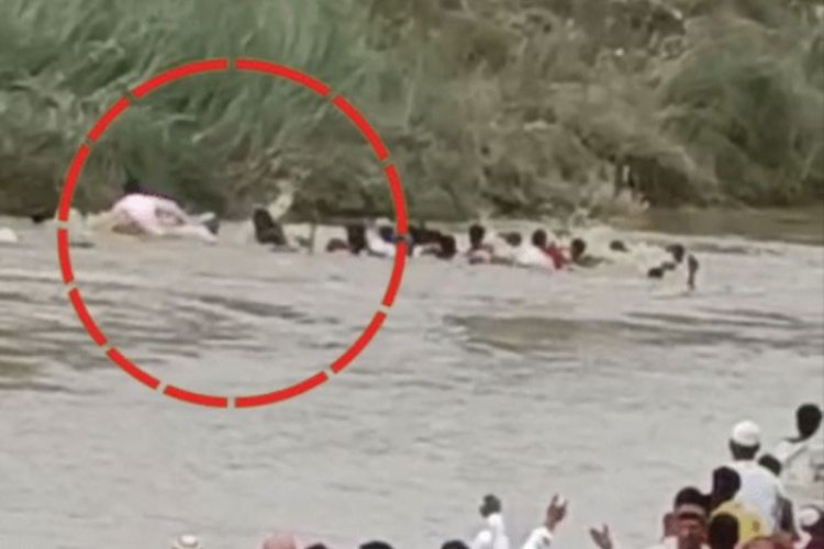 नदी में डूबे कब्रिस्तान से लौटते लोग, 40 लोगों से भरी नाव पलटी, कौन है हादसे का जिम्मेदार?