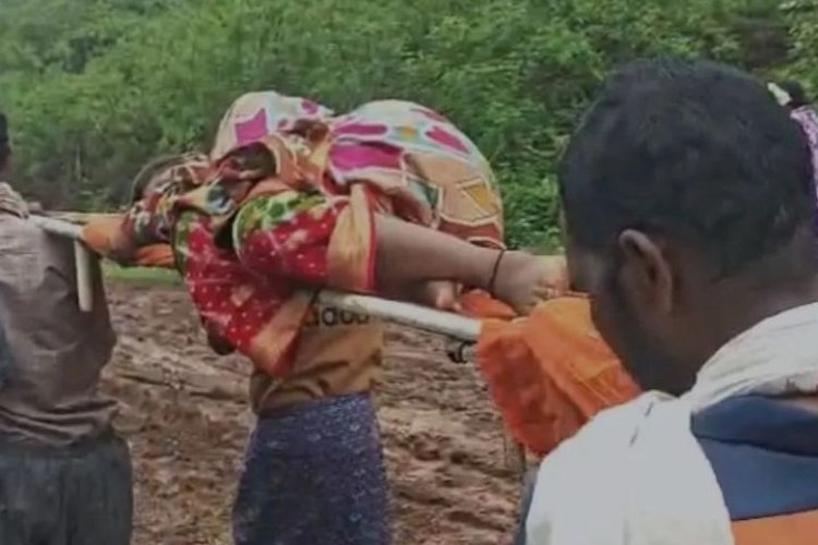 ओडिशा के कालाहांडी में सिस्टम हुआ लाचार: खराब सड़क के कारण नहीं पहुंच सकी एम्बुलेंस, गर्भवती महिला को स्ट्रेचर पर लादकर ले गए परिजन