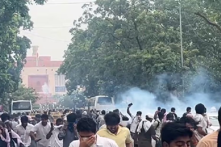 दिल्ली में CJP का उग्र प्रदर्शन, पुलिस ने दागे आंसू गैस के गोले, अमित शाह और धर्मेंद्र प्रधान के बीच मीटिंग जारी!